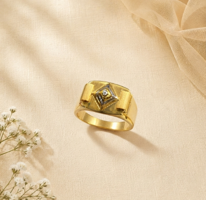 22KT BIS hallmarked gold men's ring with diamond-shaped white gold setting and CZ stone