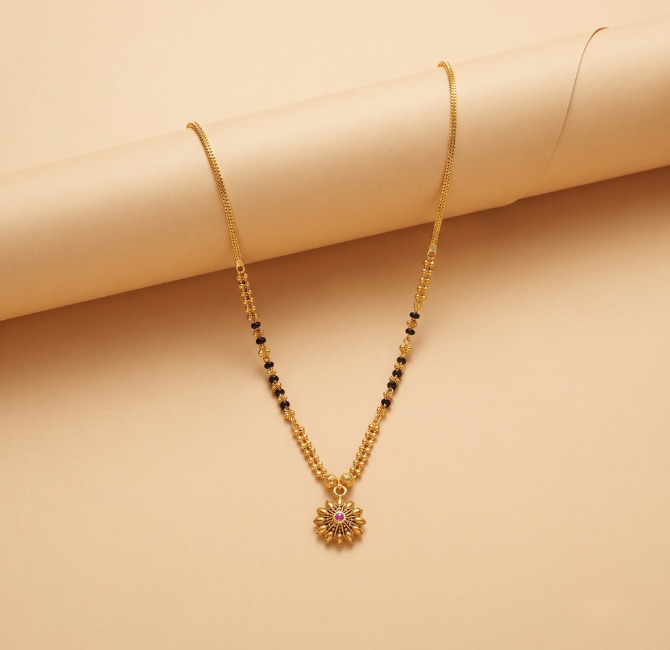 Flower-shaped gold pendant with ruby stone
